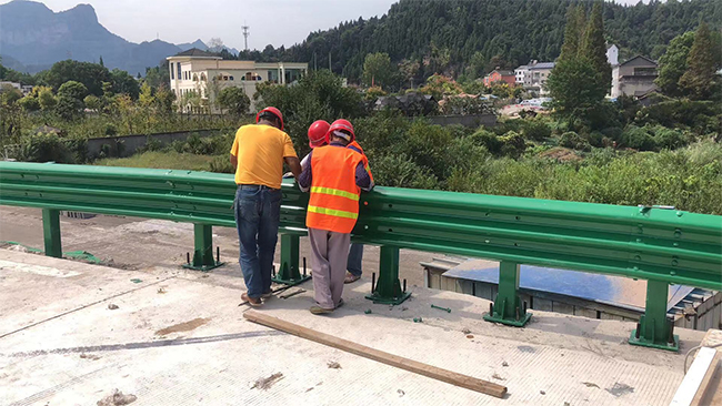 吴忠高速公路护栏板的维护确保道路安全的关键环节